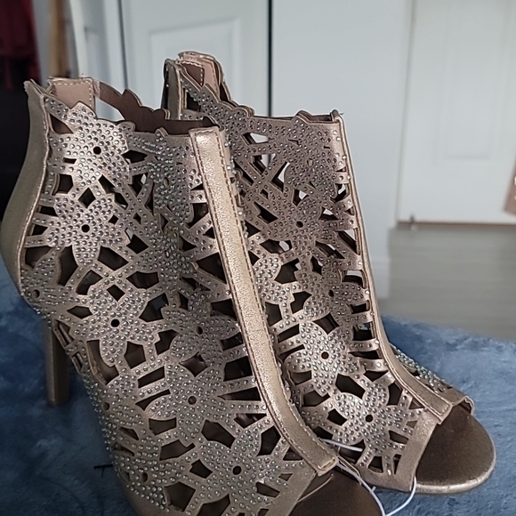 Madeline Stuart Floral Design Rose Gold & Rhinestone Peep-Toe Heels Size 8 - Picture 2 of 7